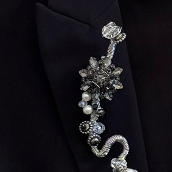 ARTIST HAND MADE JEWELRY PIN BROOCH COIL WIRE SILVER TONE BLACK CRYSTALS PEARLS - Picture 1 of 14